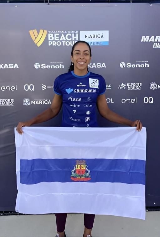 Atleta do CT Caraguatá com bandeira de Caraguatatuba em Maricá